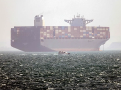 A Marinha dos EUA dispara contra um navio de bandeira iraniana durante um bloqueio do Golfo de Omã