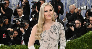 Lindsey Vonn orgulhosamente desceu o tapete vermelho do Met Gala com uma bengala apenas 3 meses depois de quebrar a perna em um acidente olímpico