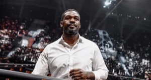 Jon Jones, ex-campeão peso dois do UFC, está indo para a Rússia para suas primeiras palestras de boxe