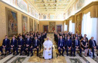 Lautaro Martínez liderou a delegação da Inter de Milão na visita ao Papa, que recebeu os campeões no Vaticano