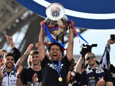 PSG comemorou a Liga dos Campeões diante de 100 mil torcedores e foi recebido por Macron, mas as comemorações terminaram com 780 presos na França