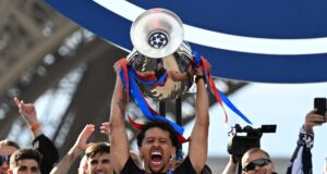 PSG comemorou a Liga dos Campeões diante de 100 mil torcedores e foi recebido por Macron, mas as comemorações terminaram com 780 presos na França