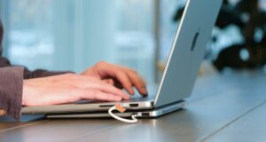 Este é o banco de energia para laptop mais legal que já vi e gostaria de ver se eles realmente são fornecidos