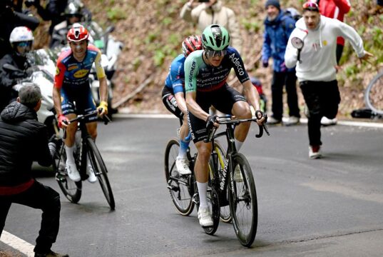 ‘Espero perder tempo com meu oponente’ – Felix Gall se prepara para o contra-relógio do Giro d’Italia, apesar de ter derrubado todos, menos Vingegaard, com um ataque corajoso no estágio 9