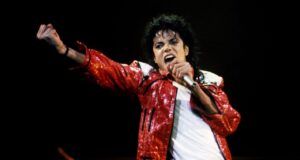 Filme biográfico de Michael Jackson quebra recordes, mas ignora seus maiores escândalos