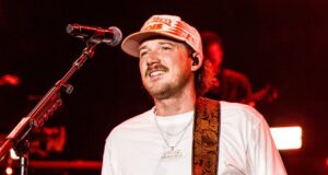Morgan Wallen empurra piano após ele quebrar durante ‘Sand In My Boots’