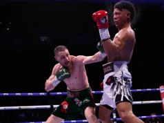 Zach Chili quer David Benavidez depois de bloquear David Morel.
