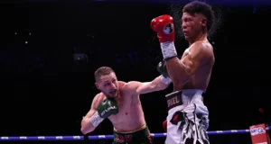 Zach Chili quer David Benavidez depois de bloquear David Morel.