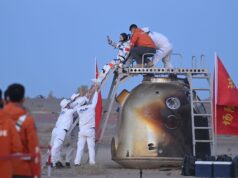 Os 21 astronautas da Shenzhou da China ‘pensam’ brevemente e retornam à Terra (VÍDEO)