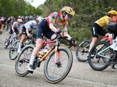 Anna van der Breggen ‘azarada’ depois de dois acidentes que resultaram na queda de vários pilotos no final de uma Vuelta Femenina molhada.