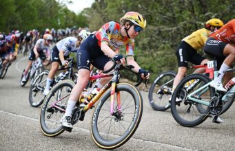 Anna van der Breggen ‘azarada’ depois de dois acidentes que resultaram na queda de vários pilotos no final de uma Vuelta Femenina molhada.