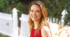 A estrela de ‘Grey’s Anatomy’ Sarah Drew compartilha o conselho de fé do pai sobre o medo