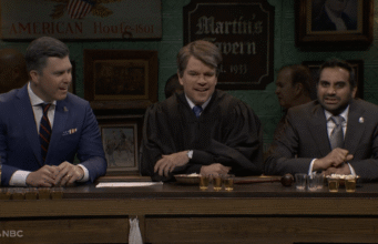 Matt Damon e Aziz Ansari apresentam o ‘Saturday Night Live’ aberto como autoridades de Trump