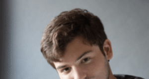 Theo Baker passou quatro anos estudando em Stanford. Antes de partir, aqui está o que ele encontrou.