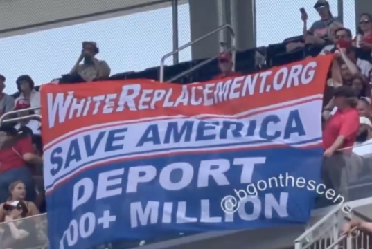 Demônios da conspiração do genocídio branco fogem do jogo nacional após manobra de banner