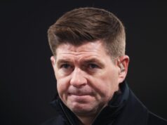 Steven Gerrard vence pênalti falhado por Eberechi Eze
