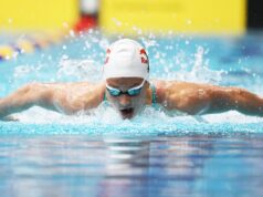 A medalhista de ouro olímpica Summer McIntosh assina com o octógono