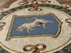 A Galleria Vittorio Emanuele II restaurou o icônico mosaico de touros no octógono de Milão, Itália