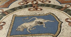 A Galleria Vittorio Emanuele II restaurou o icônico mosaico de touros no octógono de Milão, Itália