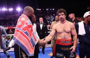 Frank Sanchez grita Oleksandr Usyk após atacar Richard Torres.