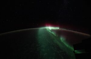 As auroras da Austrália parecem ficção científica vista do espaço, foto do dia de 15 de maio de 2026