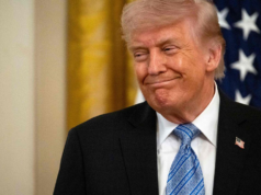 Donald Trump alerta para escalada à medida que se aproxima o acordo EUA-Irã para reabrir o Estreito de Ormuz
