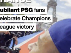 Os torcedores do PSG comemoram a vitória na Liga dos Campeões ao lado da Torre Eiffel.