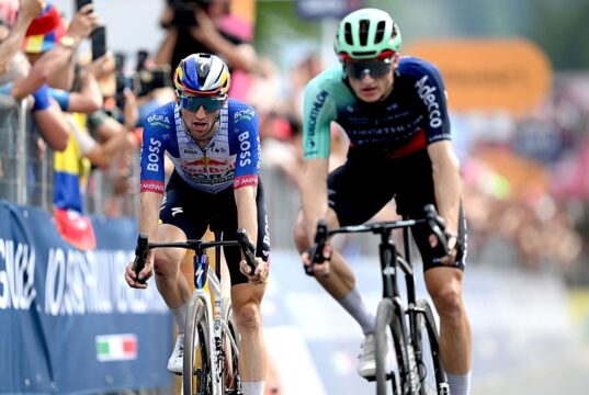 ‘Eu sabia que era possível’ – Felix Gall e Jai Hindley comemoram no pódio do Giro d’Italia após a batalha final em Piancavallo