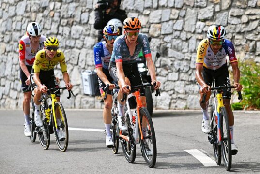 ‘Fiquei com o coração partido ao vê-lo lutando pelo pódio’ – Egan Bernal apoia a escalada de Thymen Arensman no Giro d’Italia