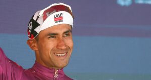 ‘O ônibus na frente dele freia. Ele não percebeu. E houve uma queda’ – Emirados Árabes Unidos esclarecem a queda de Jhonatan Narváez e a retirada do Giro d’Italia