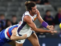 O capitão do Fremantle Dockers, Alex Pearce, adiciona outro feito inspirador ao seu impressionante portfólio de liderança
