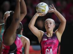 Horges estrela enquanto Adelaide sobe na Batalha dos Pássaros