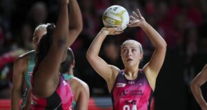 Horges estrela enquanto Adelaide sobe na Batalha dos Pássaros