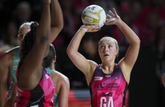 Horges estrela enquanto Adelaide sobe na Batalha dos Pássaros