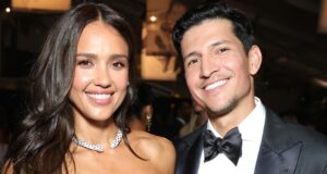 Jessica Alba e namorado Danny Ramirez em encontro em Miami Beach