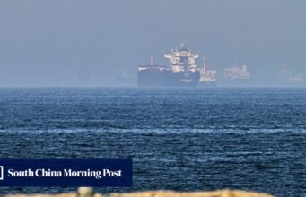 Há relatos de um ataque a um navio cargueiro perto do Estreito de Ormuz, enquanto o Irã oferece uma nova proposta de paz.