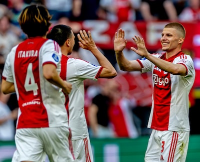 ajax-psv-seizoen-2025-2026-anton-gaaie-krijgt-de-felicitaties-van-steven-berghuis-na-zijn-goal-foto.jpeg