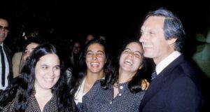Alan Alda, 90 anos, diz que percebeu que estava envelhecendo quando suas filhas tomaram o Medicare