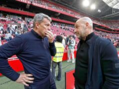 O técnico do Ajax, Oscar Garcia, descreve o meio-campista contra o PSV: ‘Nada confortável’