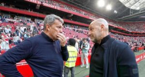 O técnico do Ajax, Oscar Garcia, descreve o meio-campista contra o PSV: ‘Nada confortável’