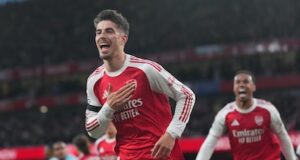 O Arsenal está na disputa em uma batalha emocionante pelo título inglês. Depois de uma vitória apertada sobre um time rebaixado