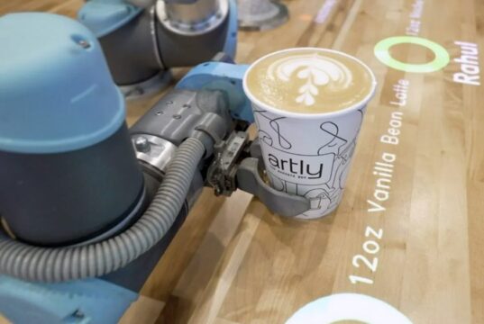 Este robô barista está tentando transformar bolas de café em um objeto escalável