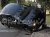 Esquerdo sobre duas rodas: o motorista perdeu o controle e bateu em um poste de luz