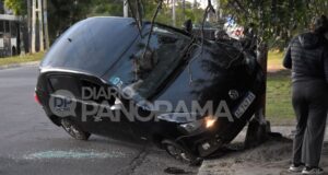 Esquerdo sobre duas rodas: o motorista perdeu o controle e bateu em um poste de luz