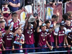 O jogador de 28 anos abriu negociações sobre a transferência para o Aston Villa quando surgiu uma cláusula de rescisão
