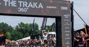 Traka 360: Mads Würtz Schmidt dobra com uma vitória dominante, enquanto Rosa Klöser vence com um impressionante solo de 90 km no desafiador cascalho de Girona.