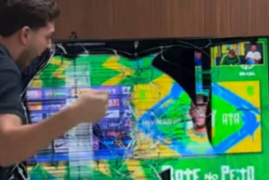Intruso enlouquece com Neymar ligando e destrói TV com os punhos