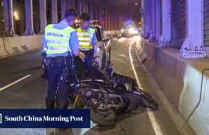 Um motociclista de 58 anos morreu em um acidente na travessia de Eastern Harbour, a polícia está investigando.