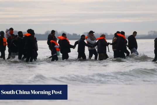 Dois mortos após barco virar na França após falha na passagem para o Reino Unido