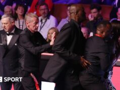 Campeonato Mundial de Snooker 2026: Espectador ejetado do Crisol após pular barreira durante a final